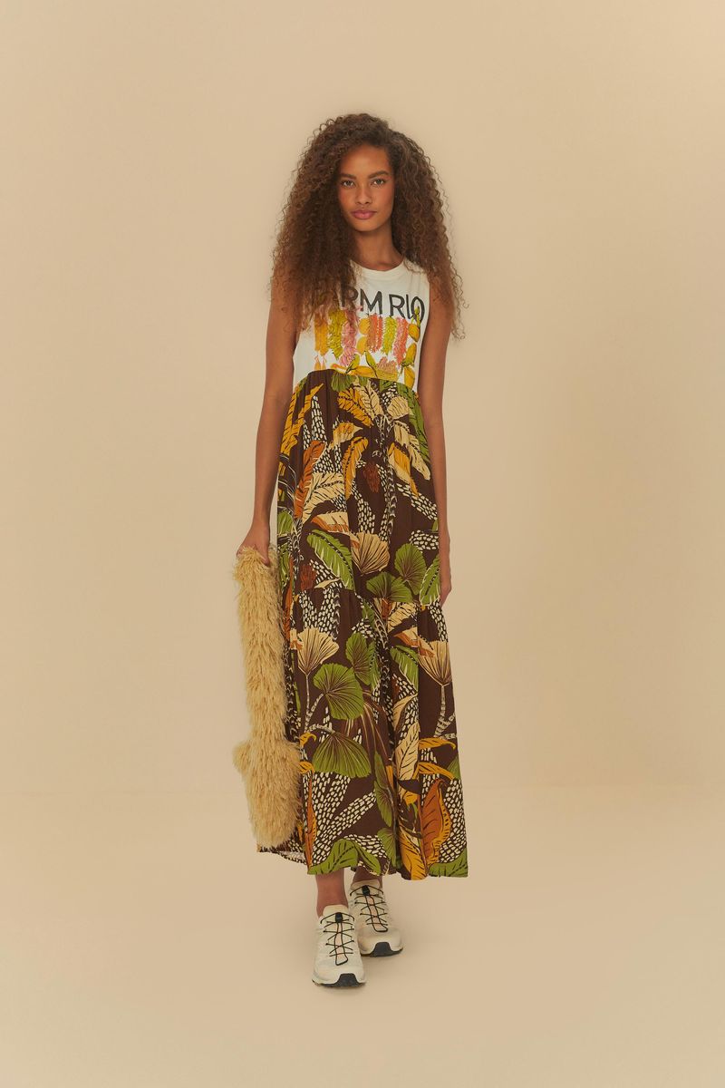 Vista lateral del vestido estampado con diseño tropical, destacando el largo cropped.