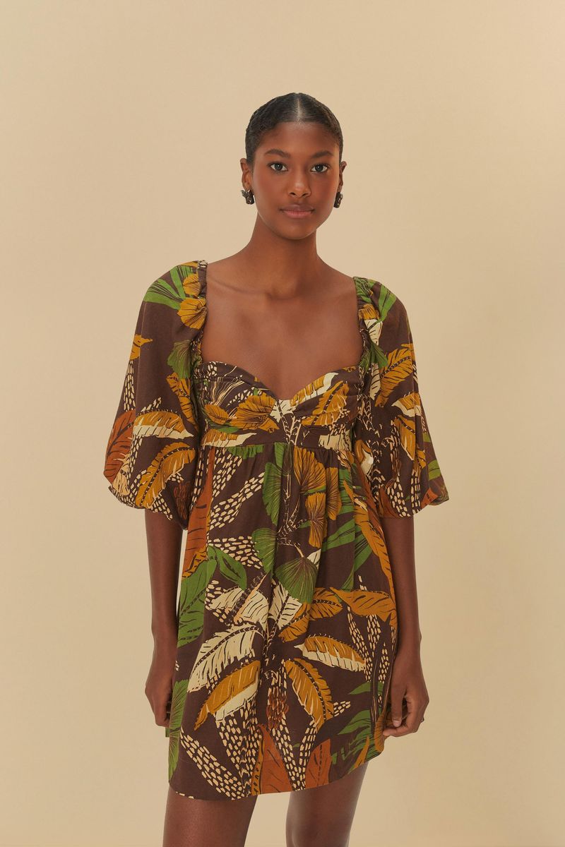 Vestido corto con estampado tropical en tonos verde, amarillo y marrón, con mangas abullonadas y escote profundo.