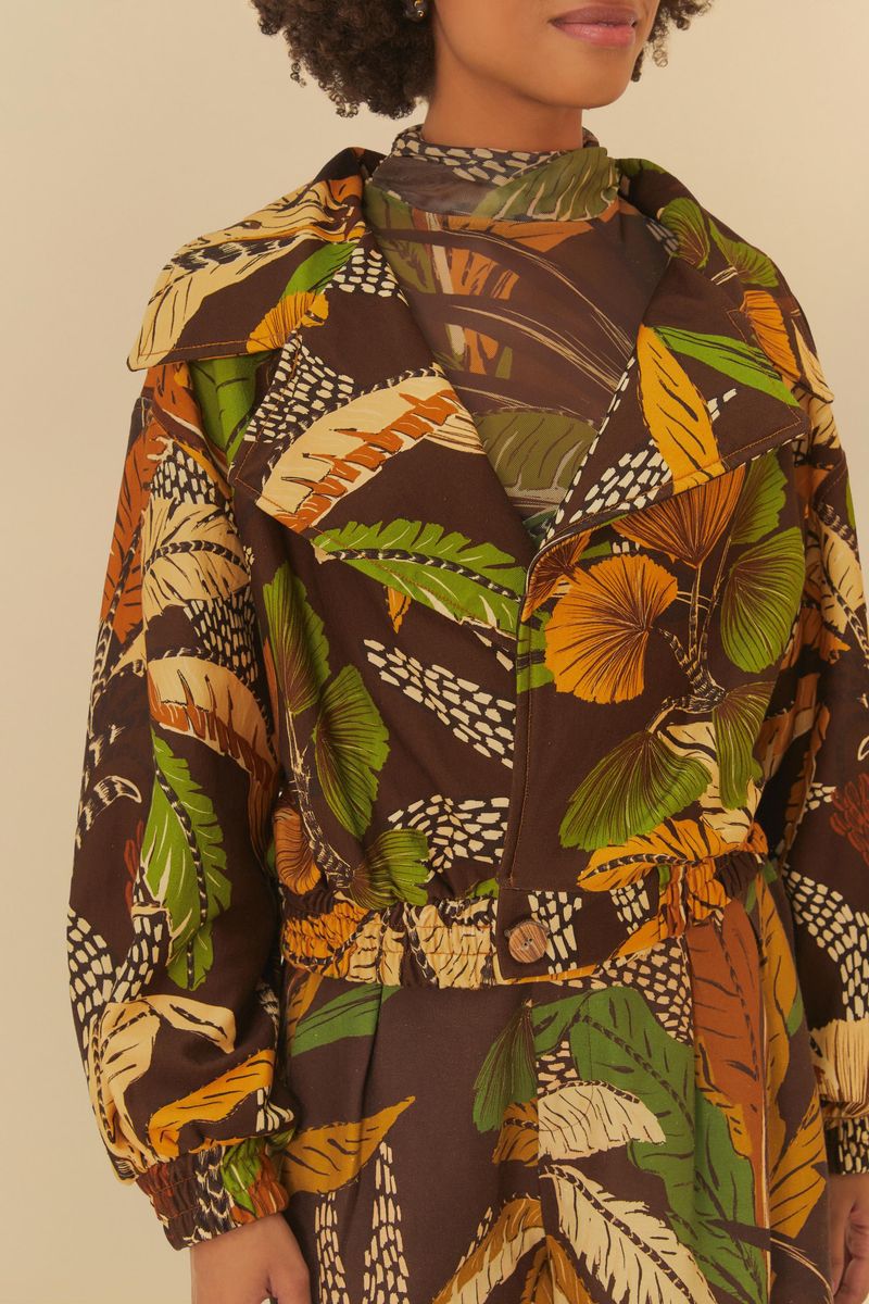 Detalle del estampado temático de bosque con follajes en tonos de verde, amarillo y marrón.