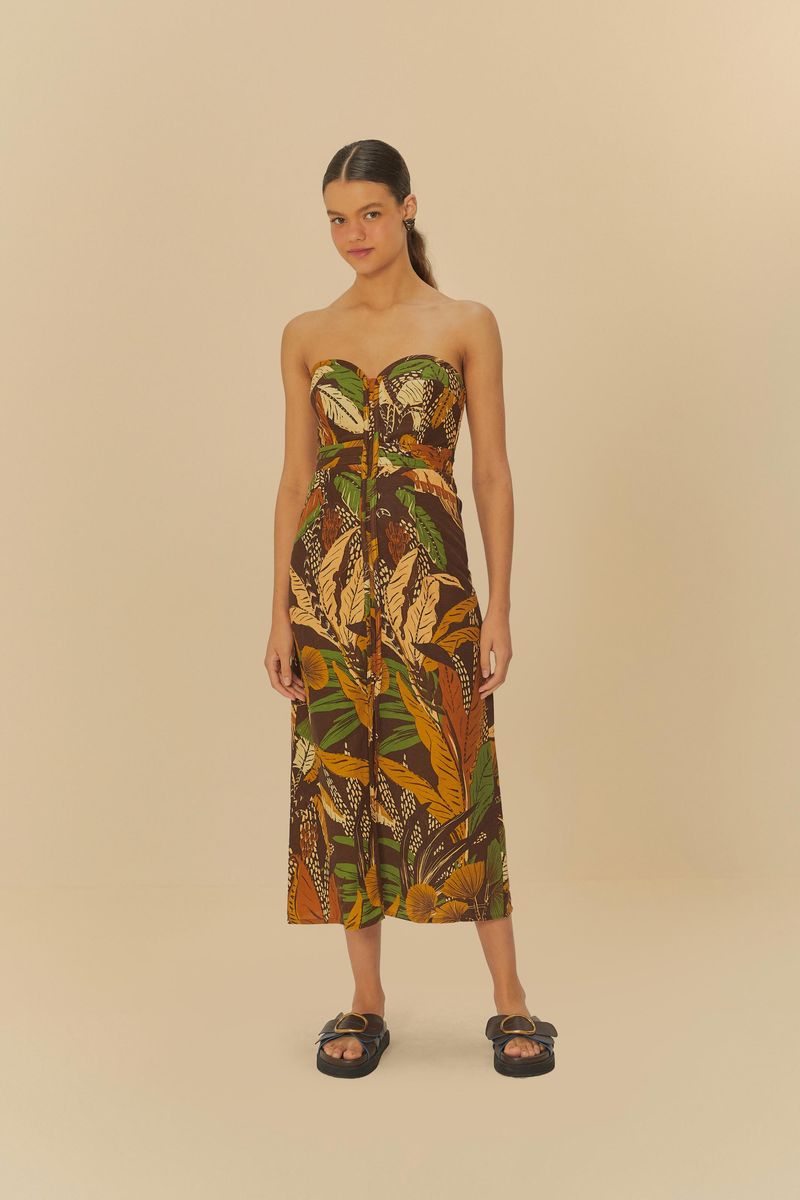 Vestido midi con estampado tropical en tonos verde, marrón y amarillo, con escote strapless y ajuste en la cintura.