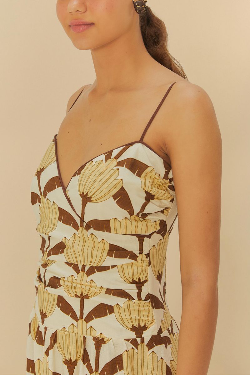 Vestido estampado con tiras finas y escote en V, visto desde atrás.