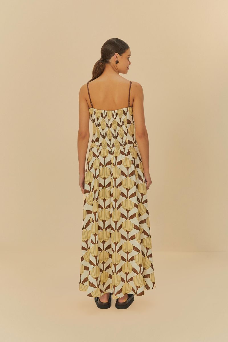 Vestido estampado con tiras finas y escote en V, visto de perfil.