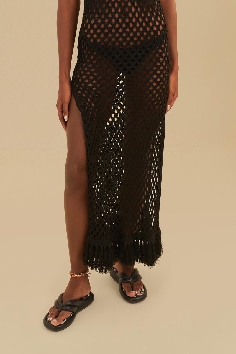 Imagen de una túnica crochet negra con diseño de crochet, acercamiento en la parte inferior.