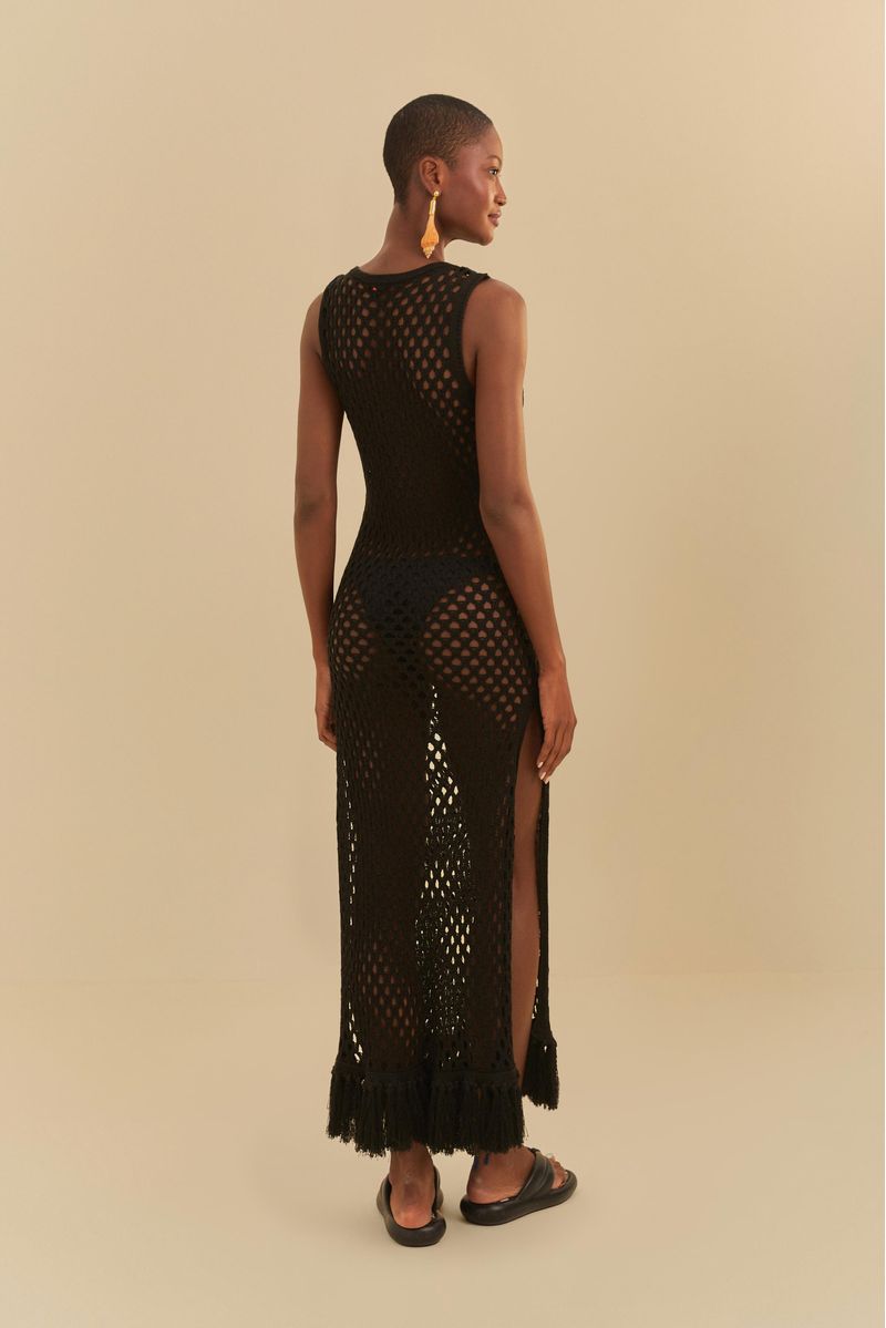 Imagen de una túnica crochet negra con diseño de crochet, vista trasera completa.