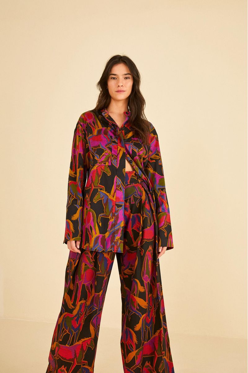 Imagen de un pantalón estampado con diseño de caballos coloridos, vista frontal.