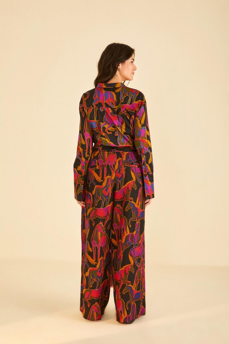 Imagen de un pantalón estampado con diseño de caballos coloridos, vista trasera.