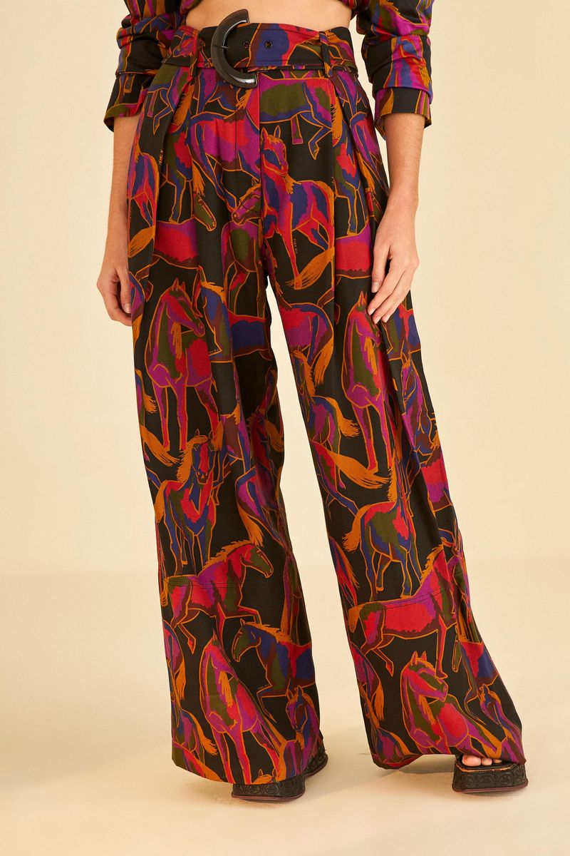Imagen de un pantalón estampado con diseño de caballos coloridos, detalle de la cintura.