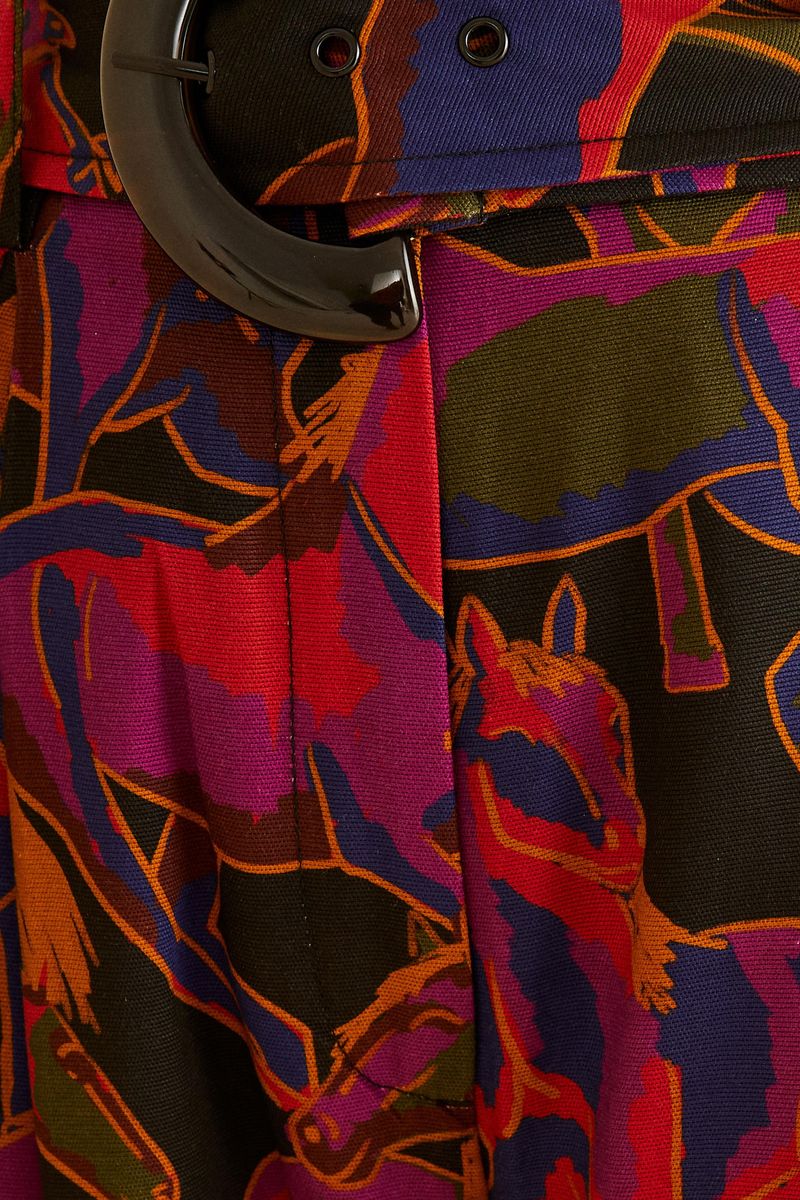 Imagen de un pantalón estampado con diseño de caballos coloridos, vista lateral.