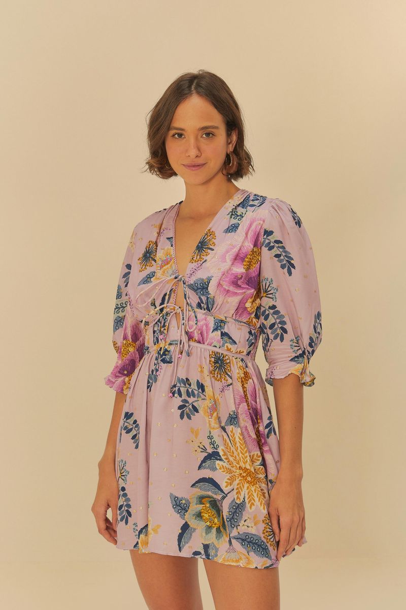 Vestido corto con estampado floral en tonos vibrantes, mostrado en una pose frontal que destaca el diseño general.