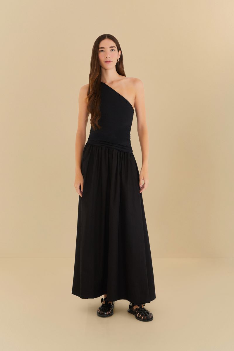 Imagen de un vestido negro con diseño de un hombro único y falda godé, exhibido en un fondo neutro.