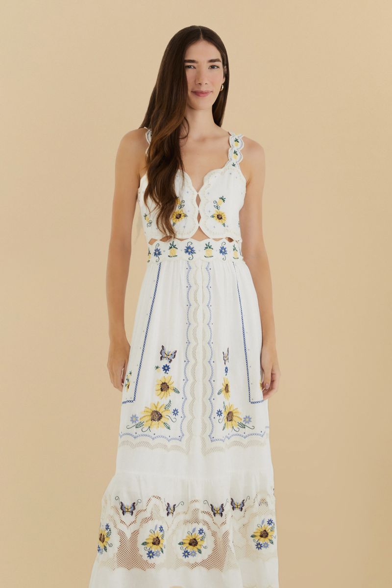 Vestido Bordado Artesanal Antonia en vista trasera, mostrando el diseño de la espalda y bordados.