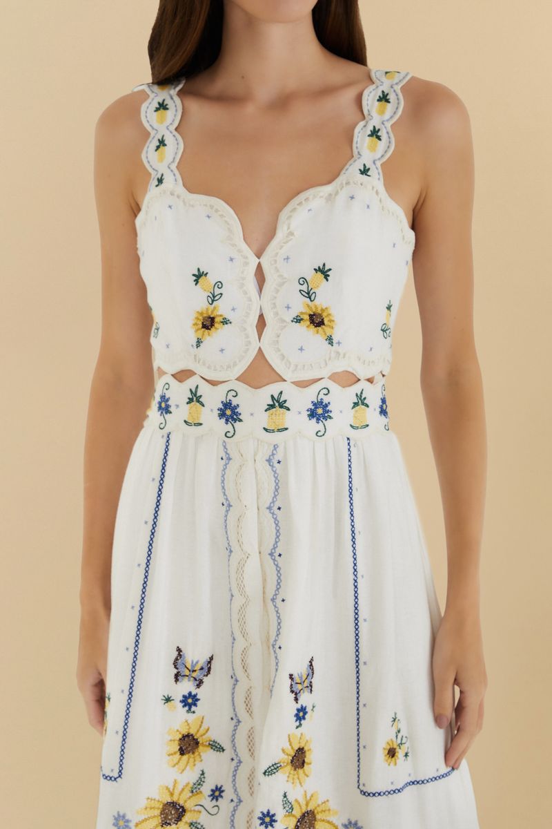 Detalle del corpiño del Vestido Bordado Artesanal Antonia, con bordados florales y acabados decorativos.