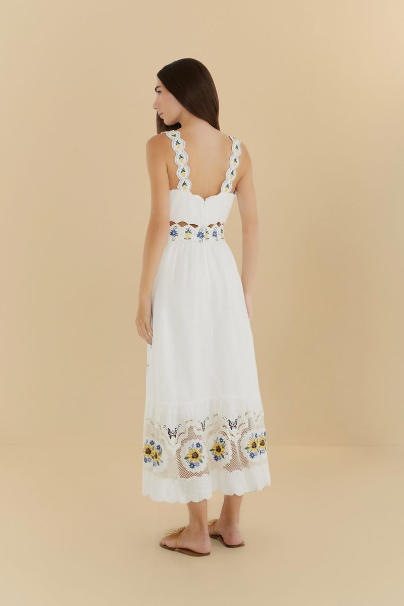 Detalle del faldón del Vestido Bordado Artesanal Antonia, con bordados florales y acabado en capas.