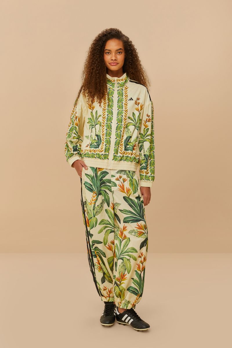 Vestido Adidas Stripes Of Paradise con diseño botánico tropical, vista frontal.