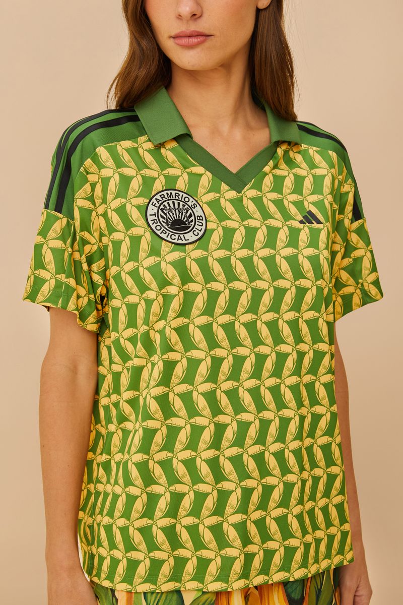Detalle del cuello con diseño de collar y estampado tropical de bananas.