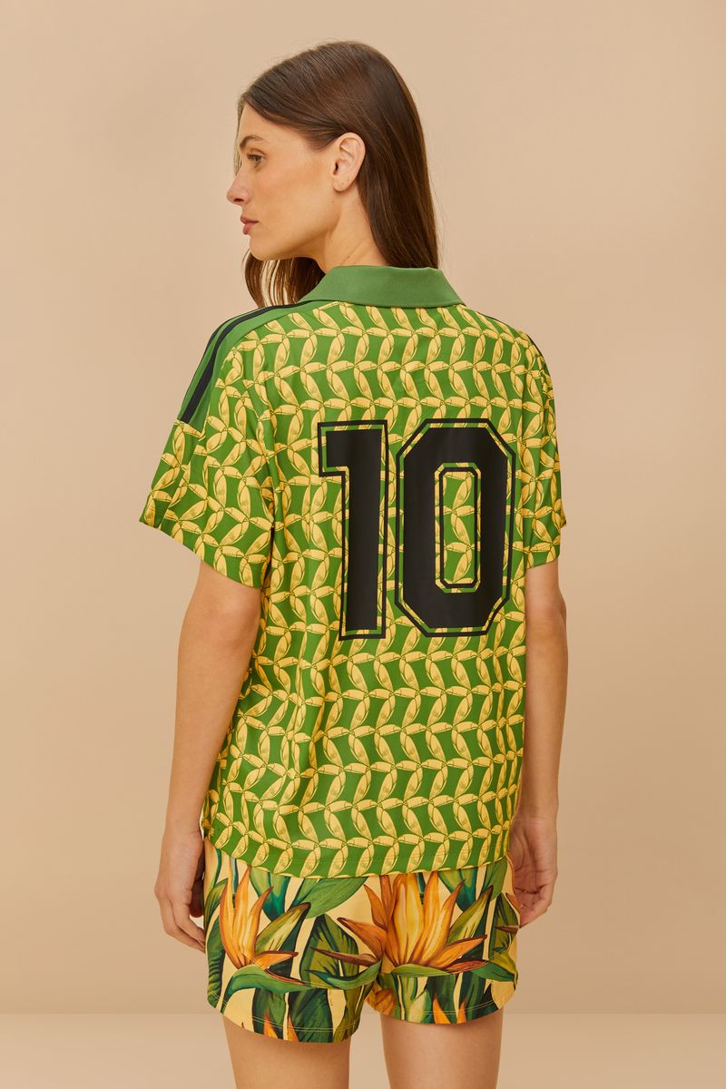 Vista trasera de la camiseta con el número 10 estampado y diseño tropical.