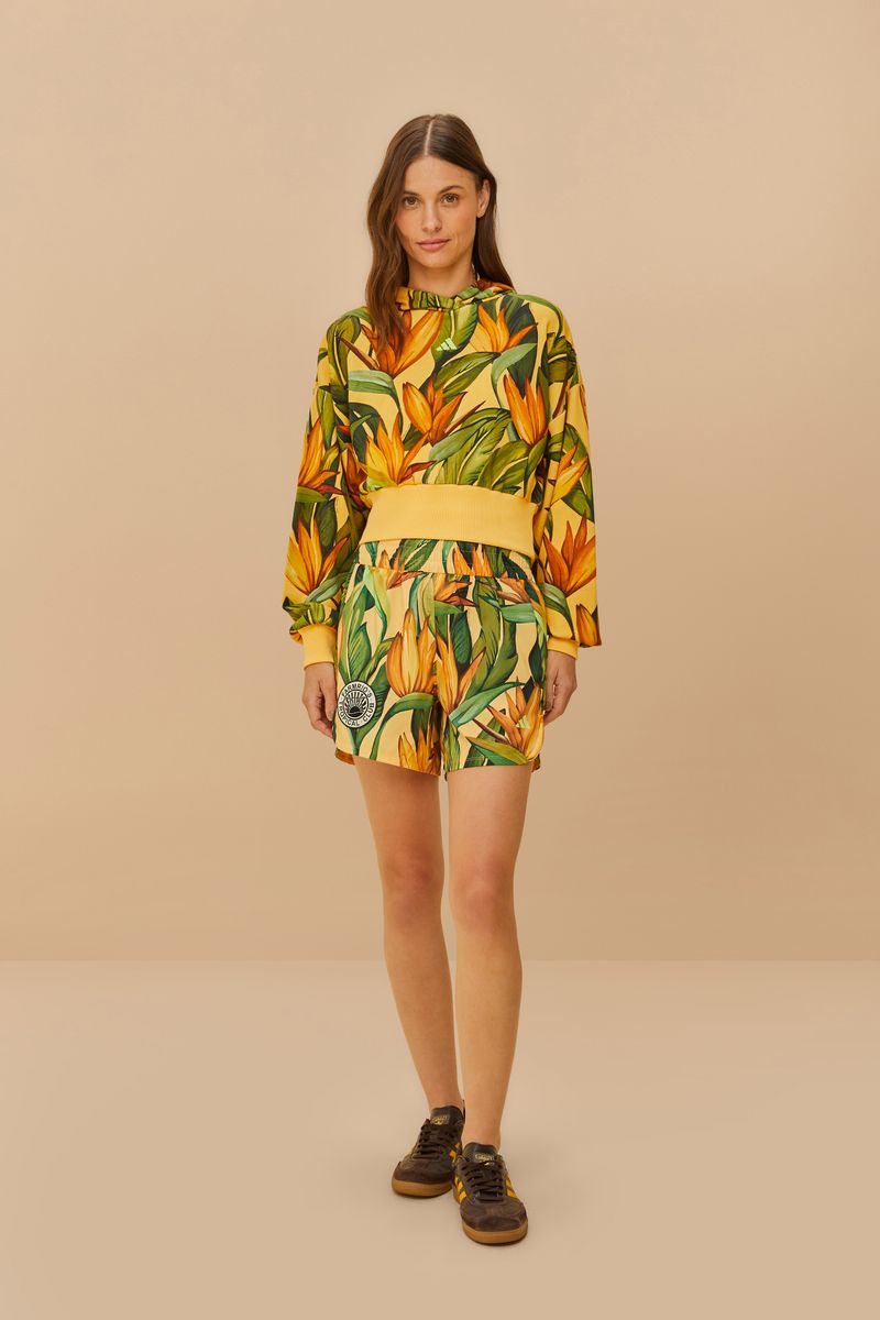 Chaqueta cortada Adidas Bird of Paradise con estampado tropical, modelo completo.
