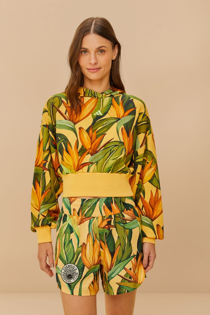 Detalle frontal de la chaqueta cortada Adidas Bird of Paradise con estampado tropical.