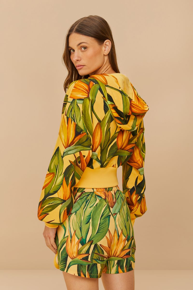 Vista trasera de la chaqueta cortada Adidas Bird of Paradise con estampado tropical.