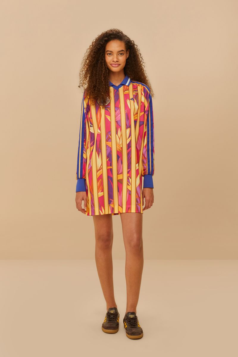 Vestido Adidas Stripes of Paradise Morado con estampado vibrante y detalles florales, exhibido en modelo de cuerpo entero.