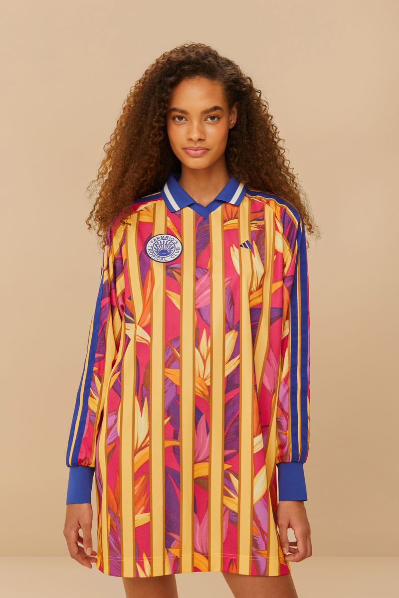 Close-up del Vestido Adidas Stripes of Paradise Morado mostrando detalles del estampado y cuello.