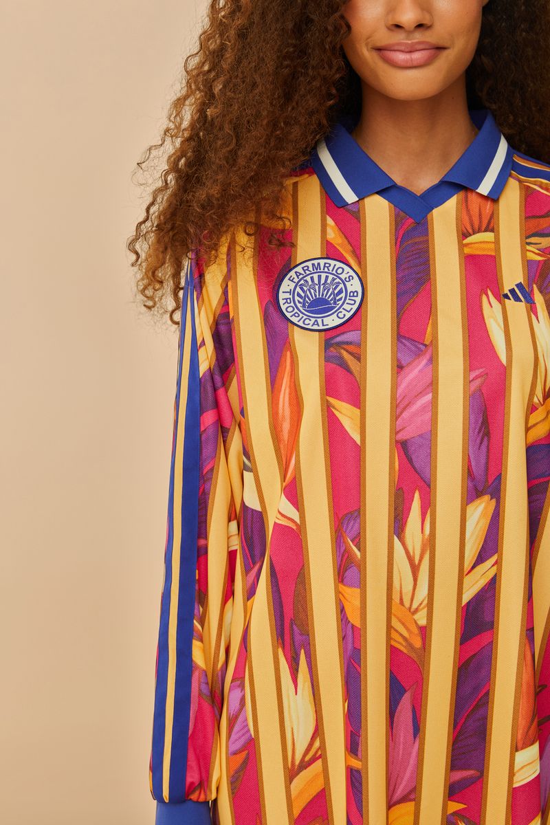 Detalle del Vestido Adidas Stripes of Paradise Morado con enfoque en el estampado y la textura.