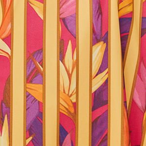 Vista frontal del Vestido Adidas Stripes of Paradise Morado destacando el diseño y colores vibrantes.
