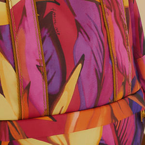 Detalle del estampado tropical de la mochila Adidas Bird Of Paradise Morada, resaltando hojas estilizadas.