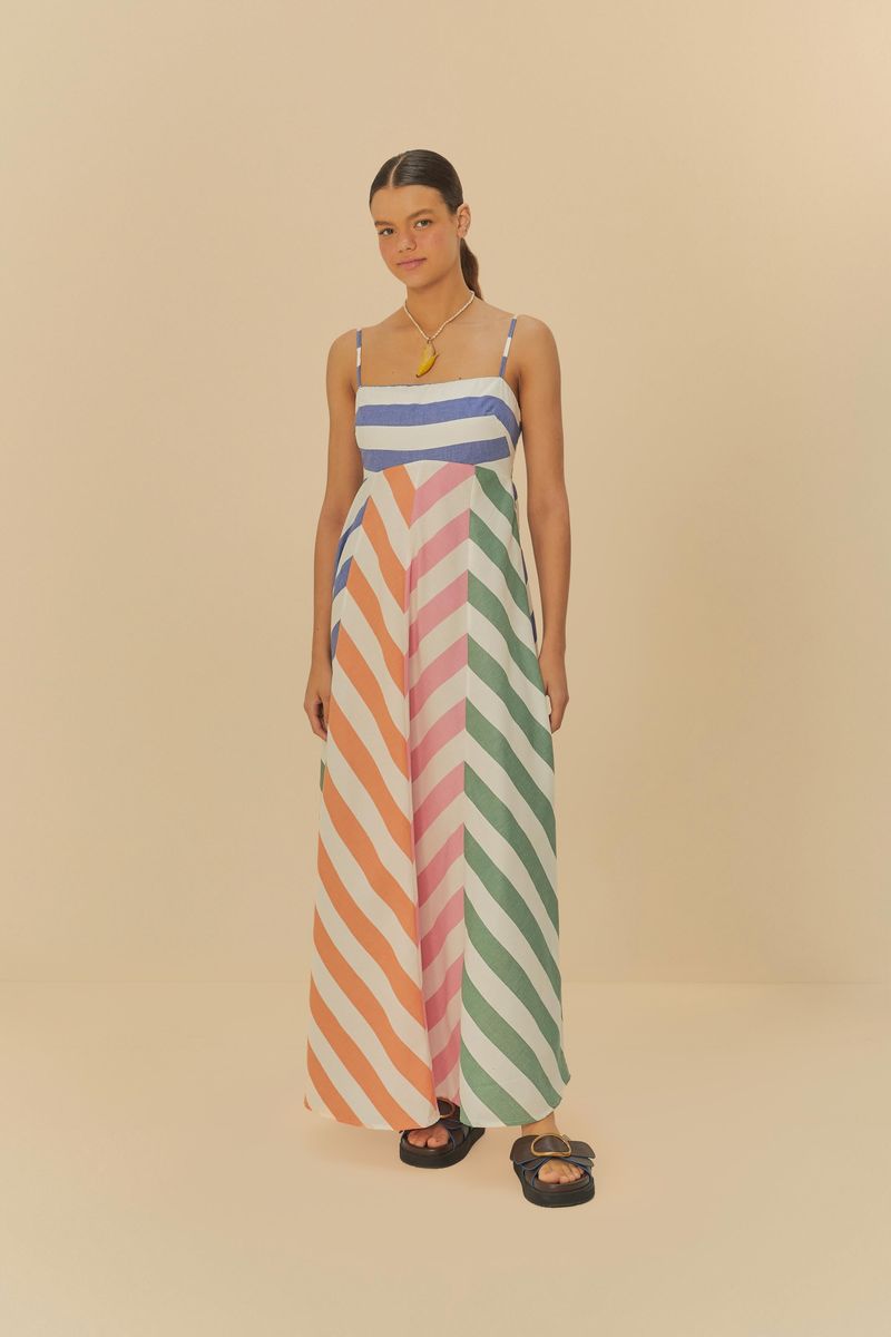 Vestido largo con estampado de rayas diagonales coloridas, tirantes finos y escote cuadrado visto de frente.
