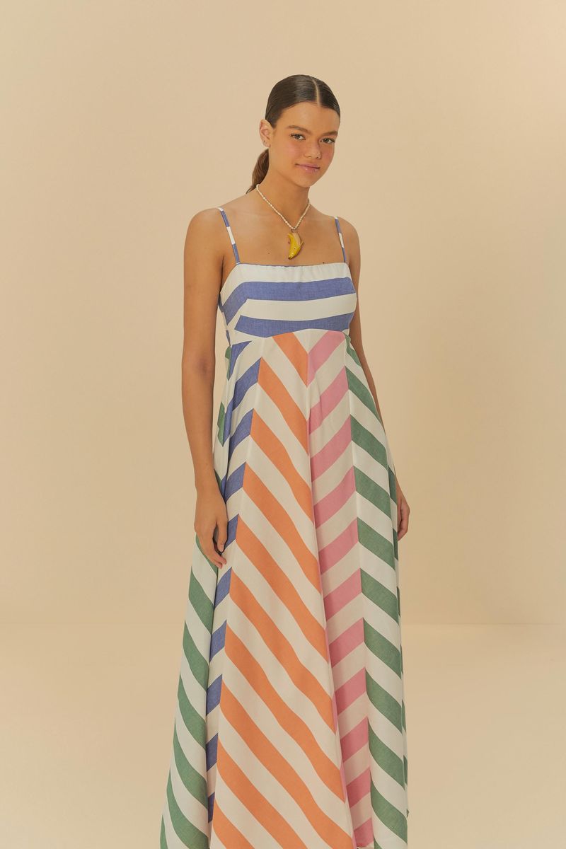 Vestido largo con estampado de rayas diagonales coloridas, tirantes finos y escote cuadrado visto de lado.