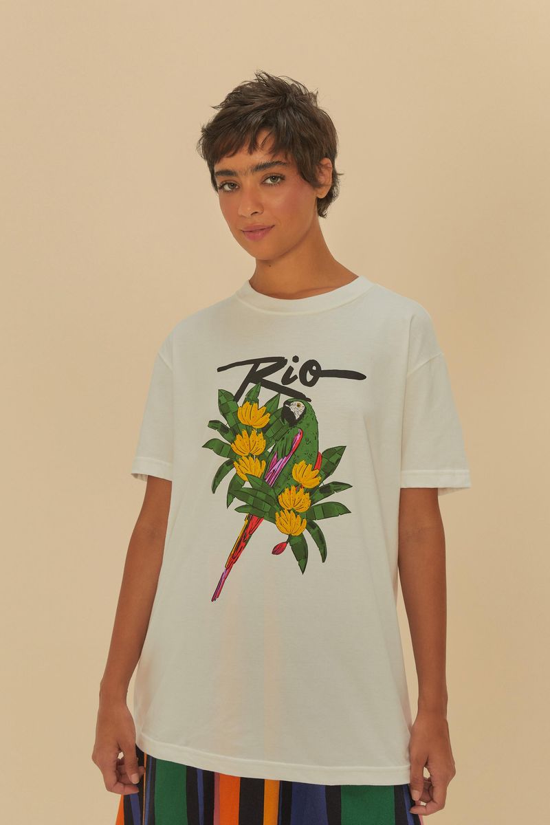 Camiseta con estampado tropical de guacamaya y flores vista desde el frente.