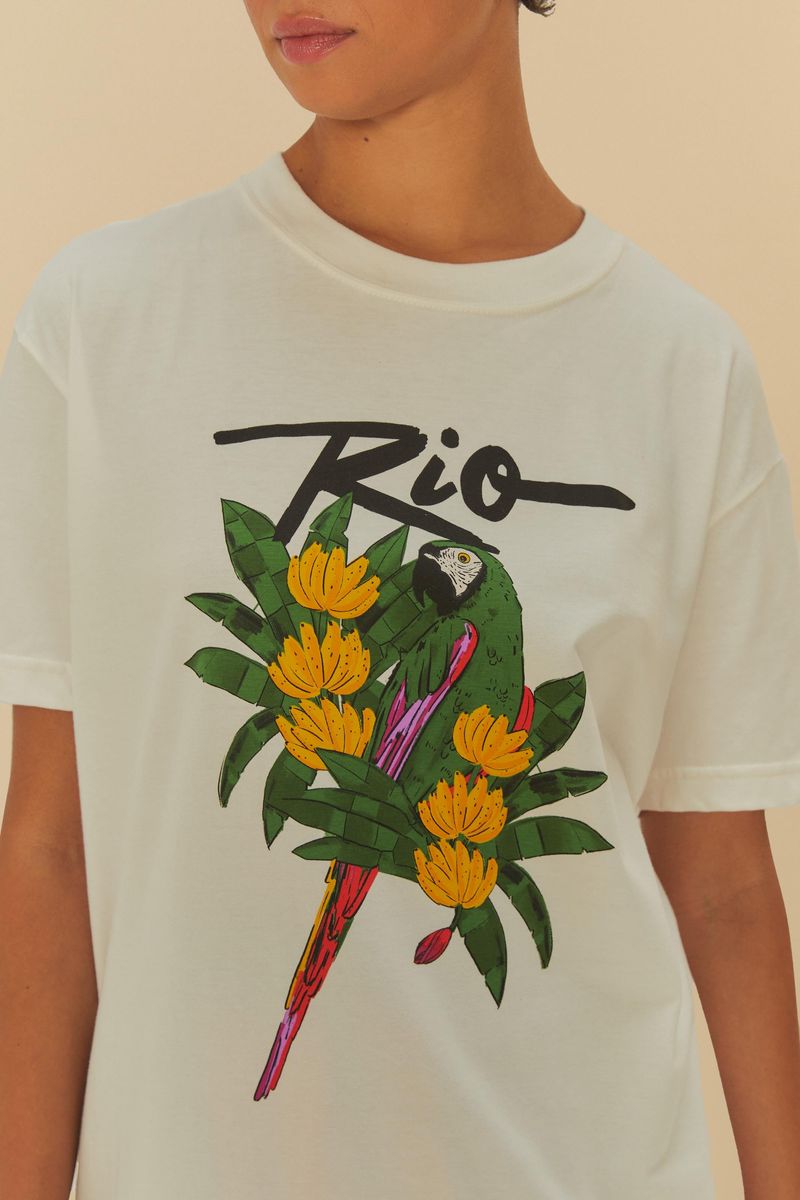 Detalle del estampado tropical de guacamaya y flores en la camiseta.