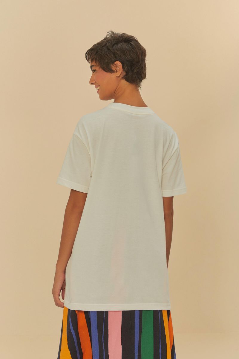Vista trasera de la camiseta mostrando el diseño sencillo.