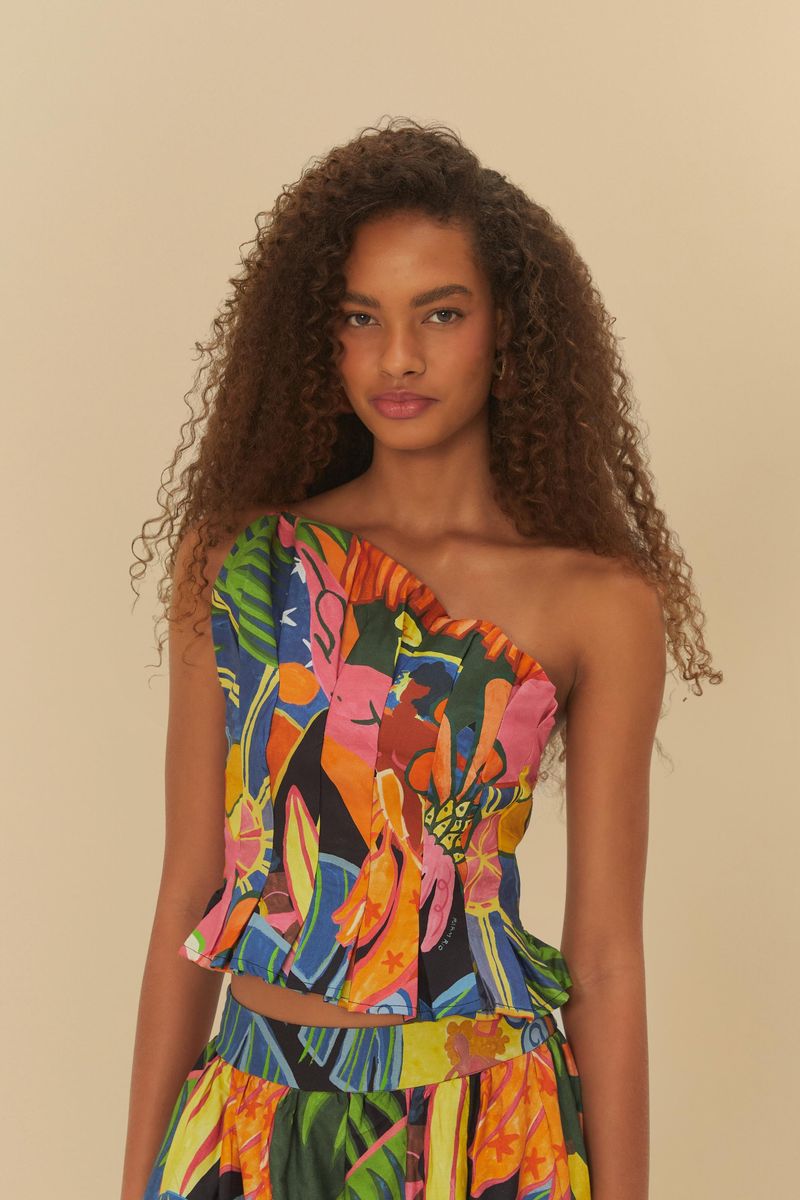 Imagen de un top fantasía con estampado tropical vibrante, mostrando detalles del diseño asimétrico.