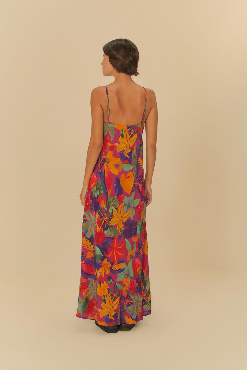 Vista trasera del vestido largo con diseño floral tropical, mostrando el diseño de la espalda y el largo.