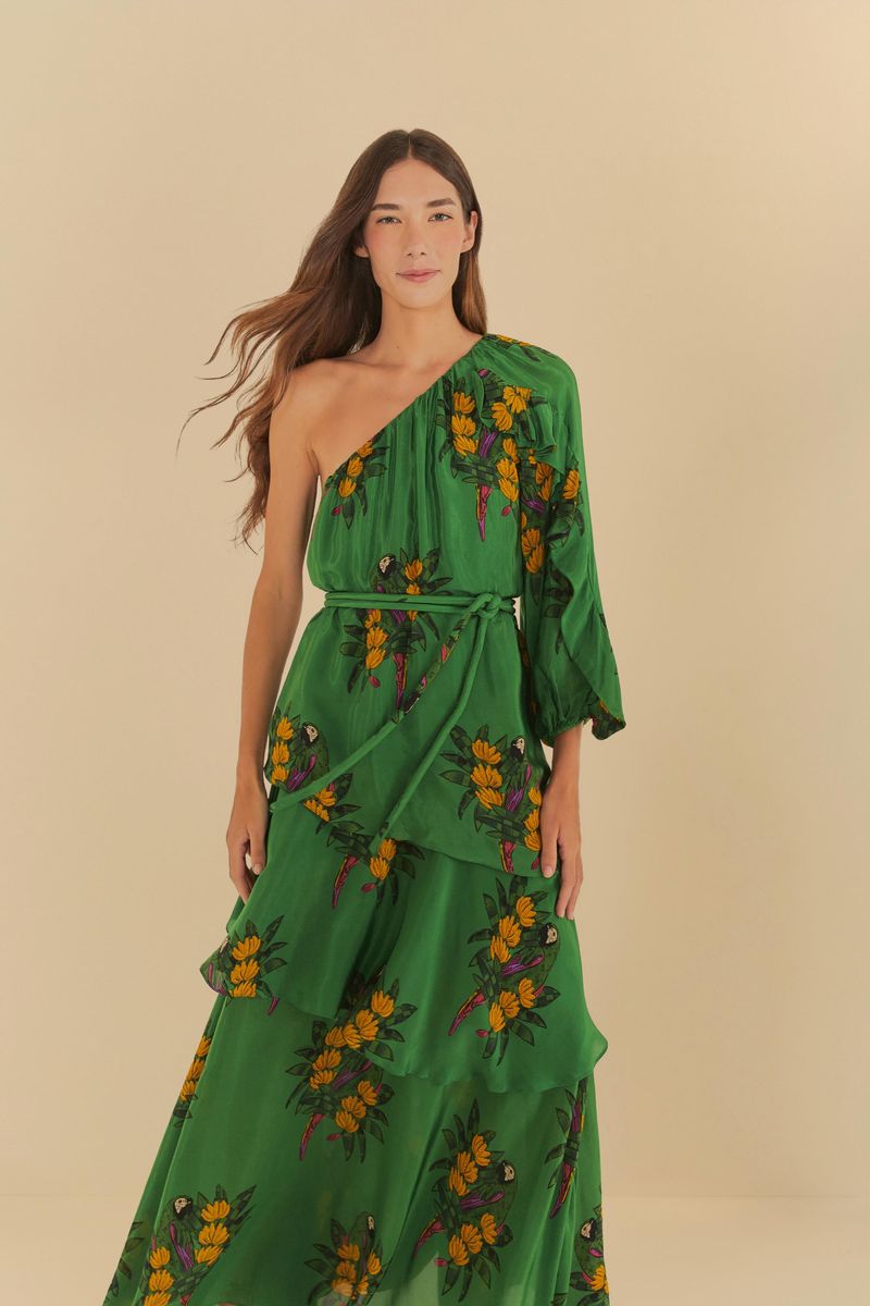 Vestido largo verde con estampado floral, detalle de un solo hombro y mangas abullonadas.