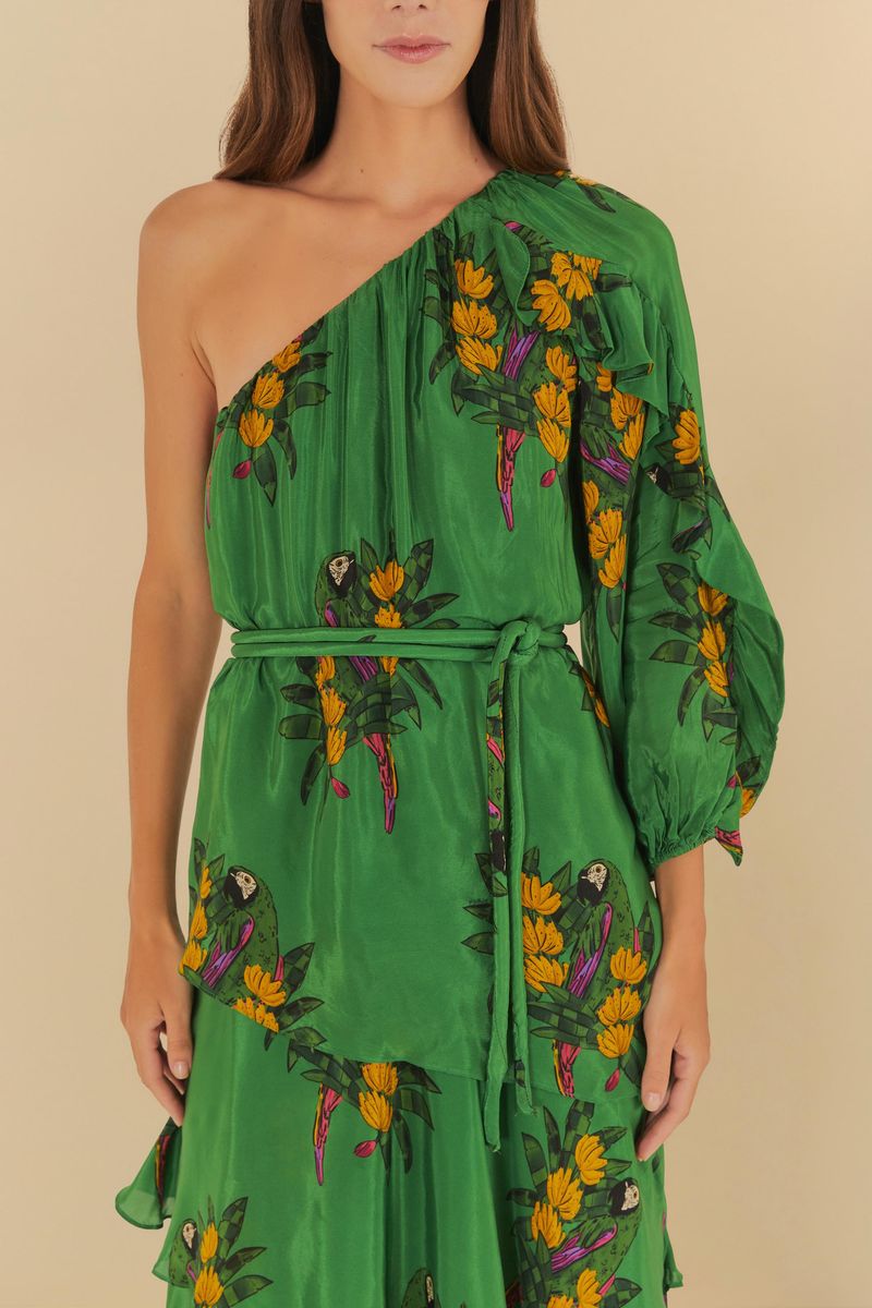 Detalle del corsé del vestido largo verde con estampado floral, destacando el escote asimétrico.