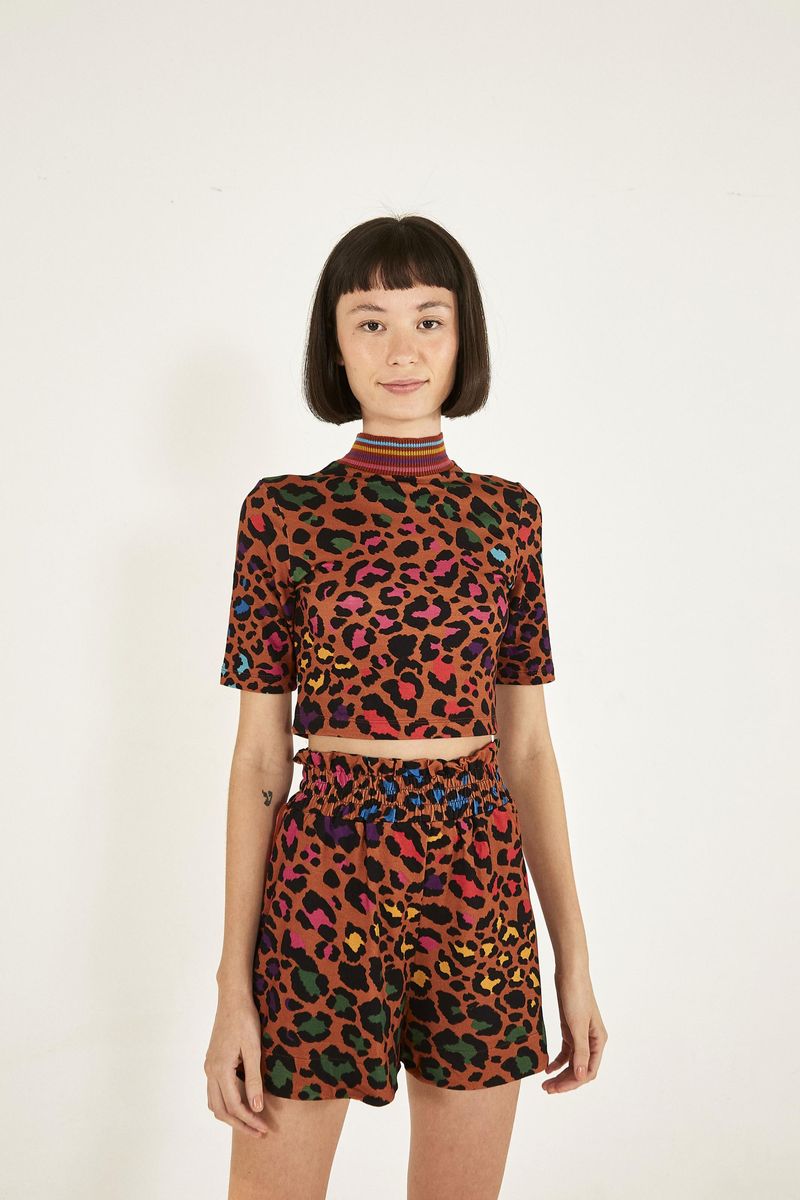 Imagen de un short Clochard Onça Rainbow con estampado de leopardo multicolorido, visto de frente.