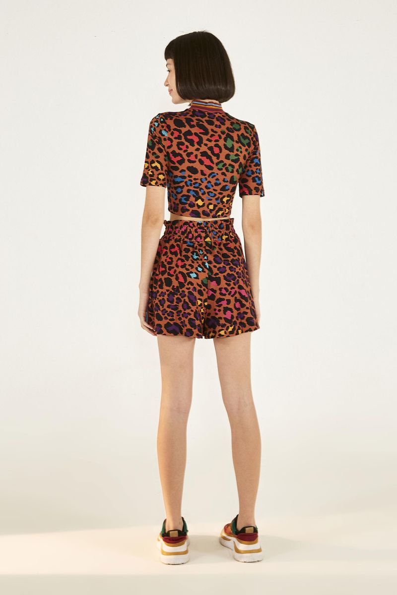 Imagen de un short Clochard Onça Rainbow con estampado de leopardo multicolorido, visto de espalda.