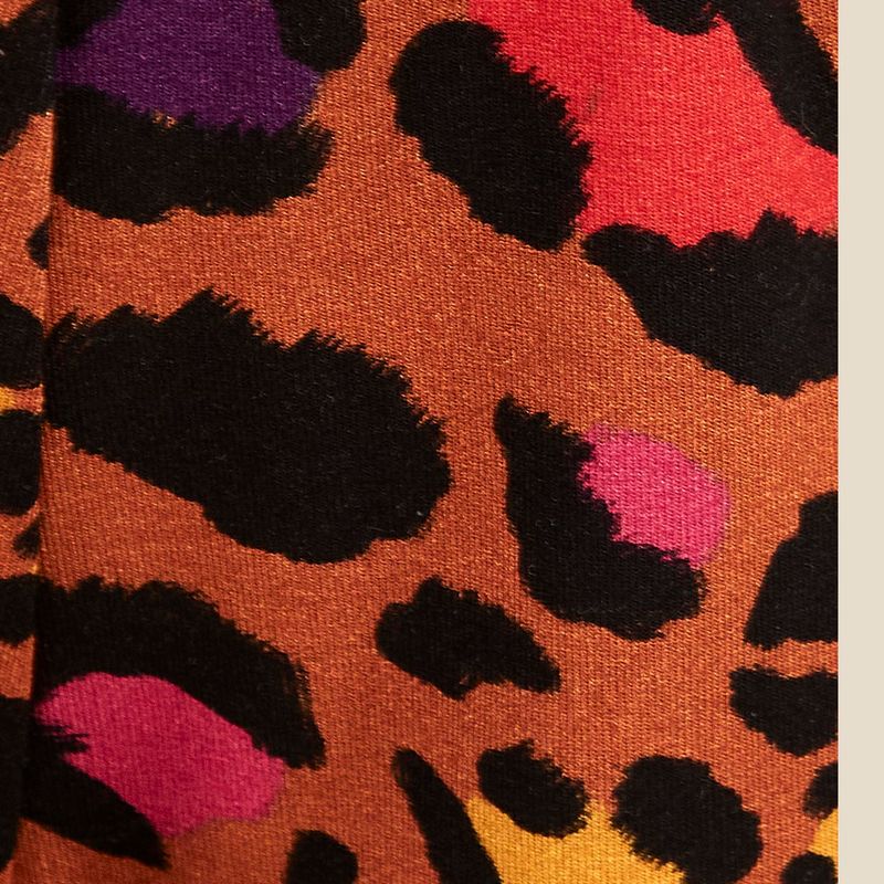 Acercamiento del estampado de leopardo multicolor del short Clochard Onça Rainbow.