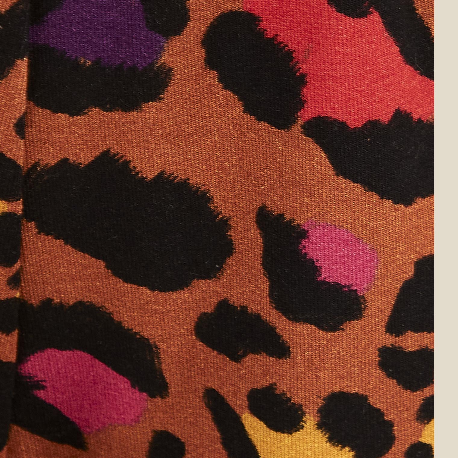 Acercamiento del estampado de leopardo multicolor del short Clochard Onça Rainbow.