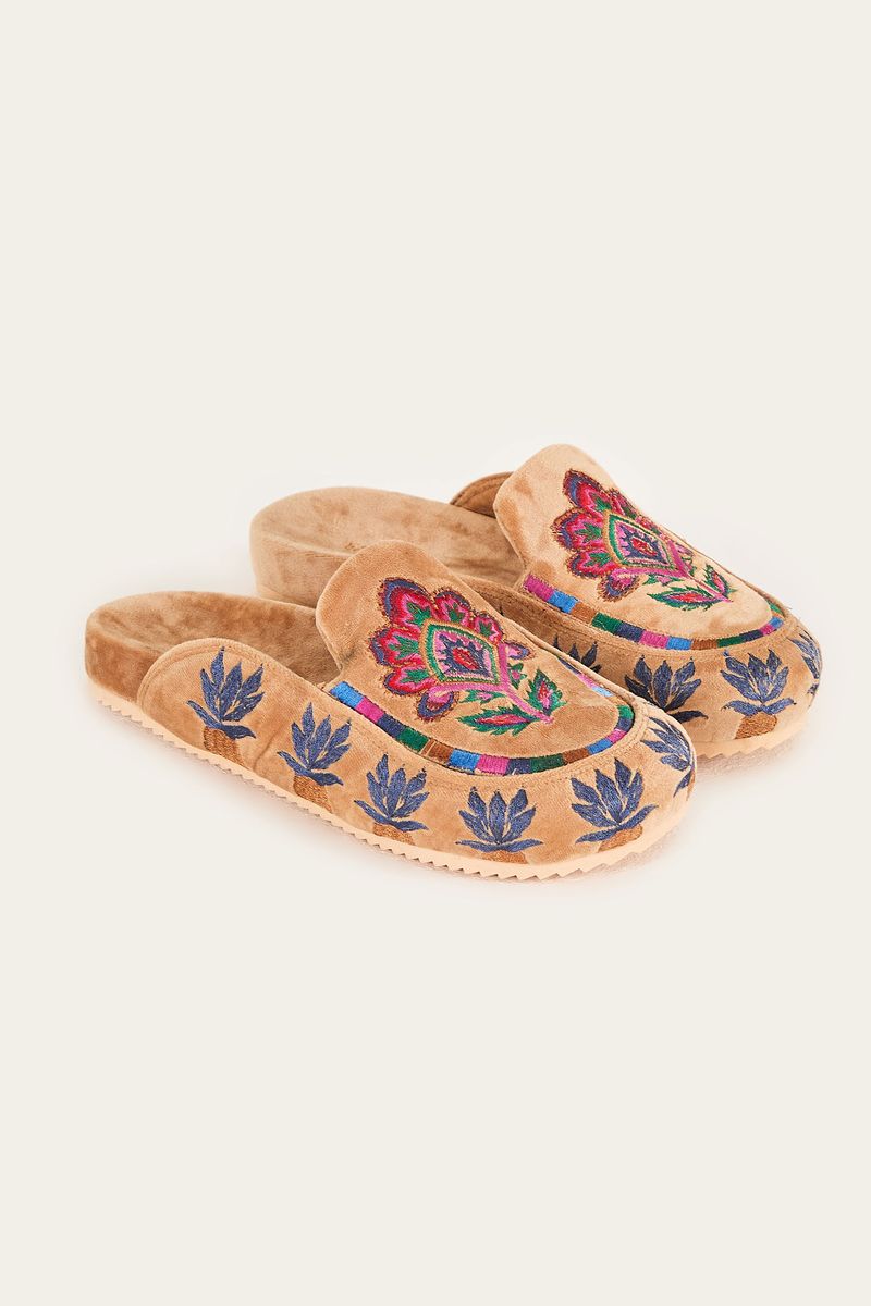 Mocasines estilo clog en terciopelo camel con bordados de tapicería vistos desde arriba.