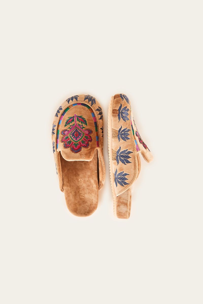 Detalle de los bordados de tapicería en mocasines estilo clog en terciopelo camel.