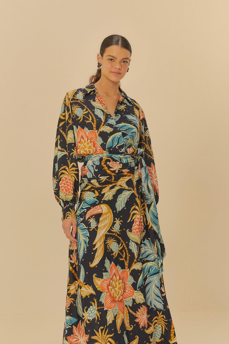 Detalle del escote en V del vestido estampado con patrón floral y botánico.