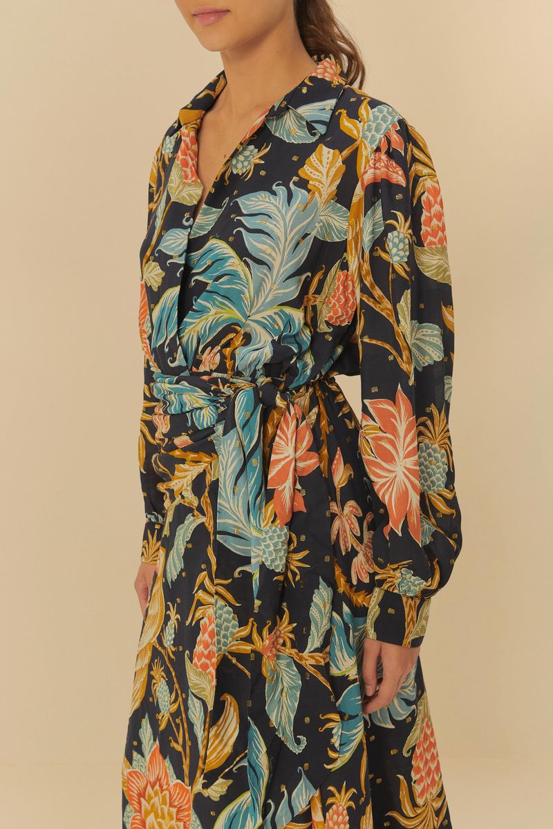 Vista lateral del vestido estampado con patrón floral y botánico, mostrando detalles del tejido y el ajuste.