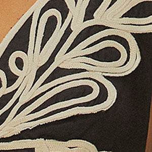 Close-up del bordado en forma de mariposa en el Macacón Bordado Mariposa.