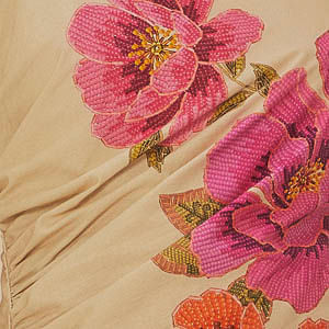 Close-up del escote cuadrado y estampado floral vibrante.