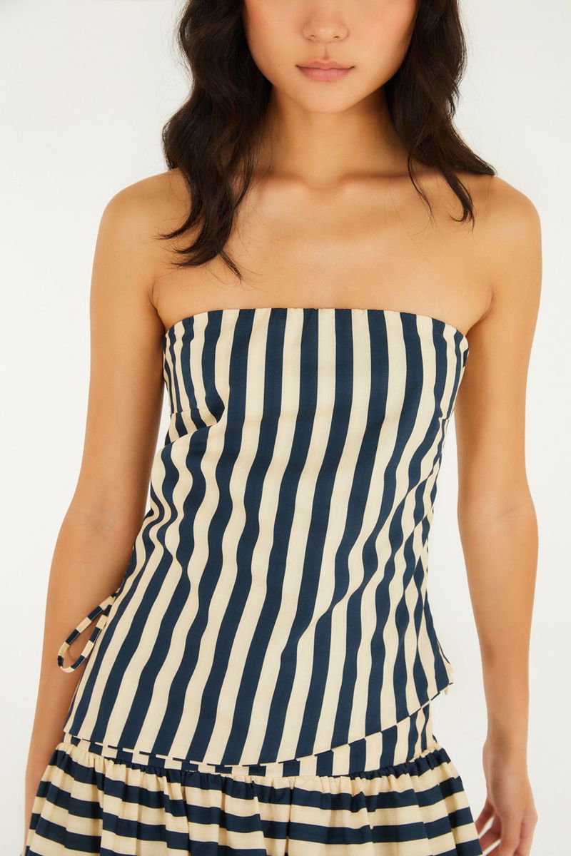 Detalle del escote y estampado de la Blusa Sin Tirantes de Rayas.