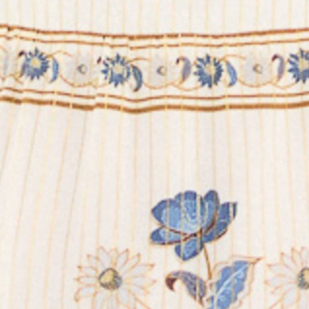 Imagen que muestra un vestido corto estampado con tirantes de amarre y detalles florales en azul y beige.