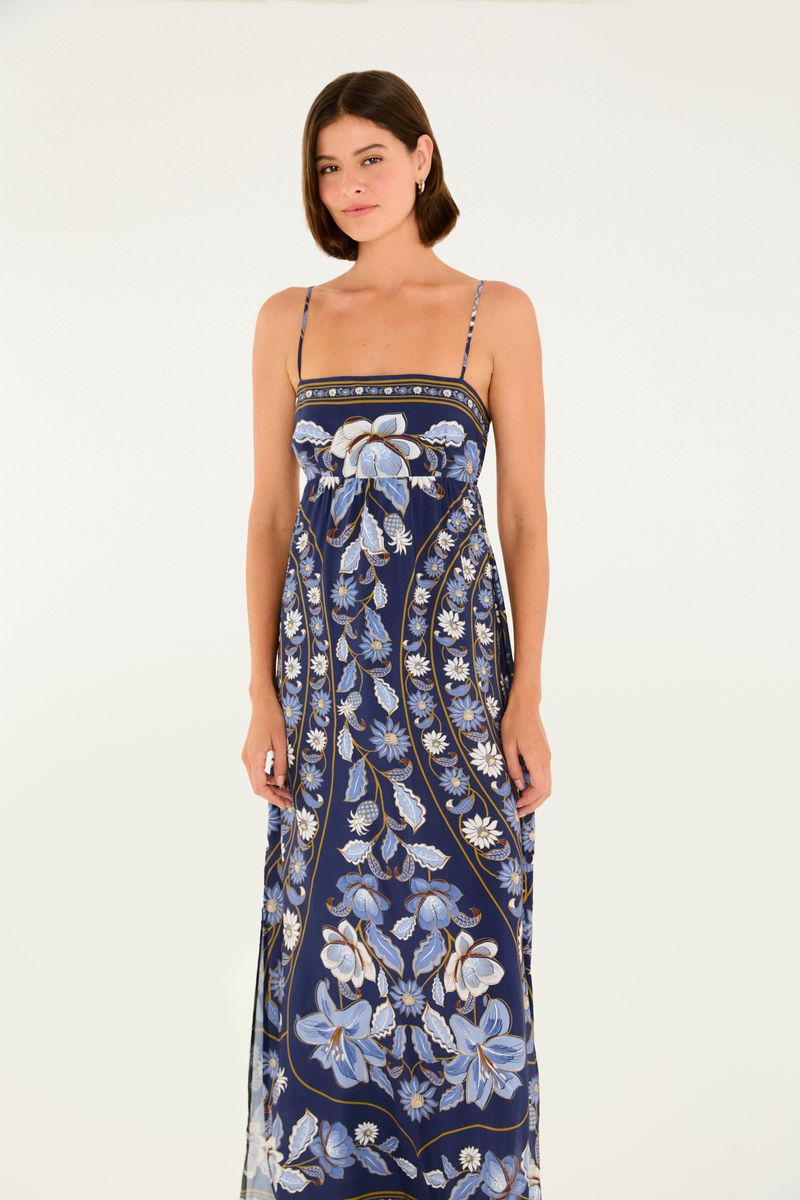 Imagen de un vestido cropped estampado visto desde atrás, mostrando el diseño abierto con amarre.